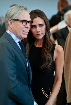 Designer unter sich: Tommy Hilfiger und Victoria Beckham besuchten im May 2014 die Kostümshow von Anna Wintour im Metropolitan Museum of Art in New York. (Bild: Keystone)
