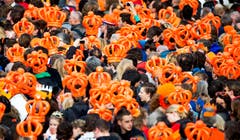 Königinnen und Könige mit aufblasbaren Kronen in Amsterdam. (Bild: Keystone)