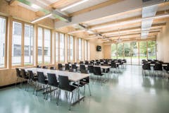 In der Kantine können gleichzeitig rund 120 Personen verpflegt werden. Das Essen wird angeliefert. (Bild: Thi My Lien Nguyen)