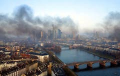 Schwarzer Rauch hängt über der Stadt. (Bild: Keystone)