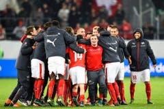 Allez la Suisse: Die Schweizer Söldner jubeln über das gelöste EM-Ticket. (Bild: Keystone)
