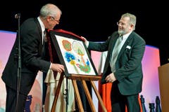 Landammann Hans Diem (rechts) überreicht Altherr «Blumen, die man nicht zu giessen braucht». (Bild: Martina Basista)