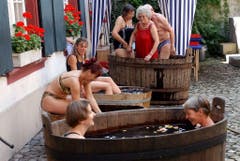 Planschen beim Museumsbesuch: Das Apothekermuseum Basel stellt wegen der Hitze Wasserzuber im Innenhof auf. (Bild: Keystone)