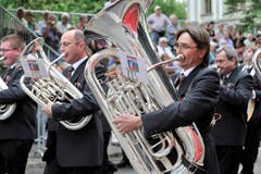 Die Musikgesellschaft Birrwil läuft durch eine von Publikum gesäumte Strasse St.Gallens. (Bild: Hanspeter Schiess)