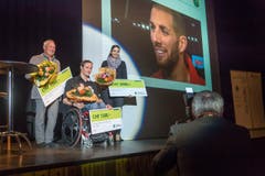 Rollstuhl-Leichtathlet Marcel Hug wurde als zweitbester Einzelsporter des Jahres geehrt. Im Hintergrund Hürdenläufer Kariem Hussein, der als Einzelsportler des Jahres ausgezeichnet wurde, aber nicht persönlich anwesend sein konnte. (Bild: Michel Canonica)