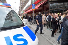 At least three killed after truck crashes into department store in central Stockholm (Bild: Keystone)