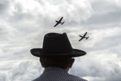 Flieger am Autorennen: Das Fliegermuseum Altenrhein zeigt während des Bergrennens Hemberg eine Flugshow (12.6.2016). (Bild: Benjamin Manser)