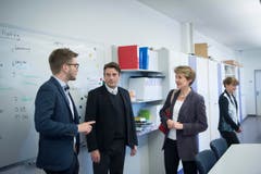 Simonetta Sommaruga im Gespräch mit Bundeshausredaktor Tobias Bär (links) und Lokalredaktor Bruno Eisenhut. (Bild: Ralph Ribi)