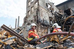 Raduner-Brand: Rundgang mit Brandermittler André Kieser (Bild: Hanspeter Schiess)