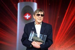 Polo Hofer gewinnt den Award als Schweizer des Jahres bei der Swiss Award Galashow im Zürcher Hallenstadion am Samstag im Januar 2016. (Bild: Walter Bier, Keystone / Zürich, 9. Januar 2016 Zürich)
