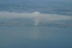 Die Rauchsäule war auch vom Flugzeug aus zu sehen. (Bild: Konrad Schefer/Leserbild)