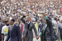 Rund 120'000 Menschen bejubeln Nelson Mandela nach dessen Freilassung im Fussballstadion von Soweto. 27 Jahre sass Mandela in Haft, bis er auf Geheiss von Staatschef Frederik de Klerk entlassen wurde. (Bild: Keystone)