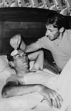 Ferdy Kübler pflegt am 19. Juli 1954 an der Tour de France seinen Teamkollegen Hugo Koblet. (Bild: Keystone)