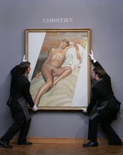 Künstlermuse: Für Maler Lucien Freud posierte Kate Moss schwanger und nackt. Das Bild wurde 2009 für 3,9 Millionen Pfund versteigert. Im Gegenzug verpasste ihr Freud ein Tattoo: zwei Schwalben knapp oberhalb des Pos. (Bild: Keystone)