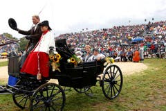 Simonetta Sommaruga verlässt die Arena in einer Kutsche. (Bild: Keystone)
