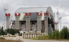 Eine 108 Meter hohe Stahlhülle über dem betroffenen Reaktor soll die Umgebung für die nächsten 100 Jahre vor Strahlung schützen. Der Bau kostet etwa 2,4 Milliarden Franken. (Bild: Keystone)