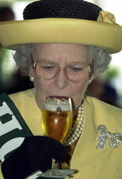 Während eines Deutschland-Besuchs 2002 probiert die Queen ein deutsches Bier. (Bild: Keystone)