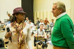 Pepe Lienhard unterhält sich mit einer seiner Sängerinnen. (Bild: Urs Bucher)