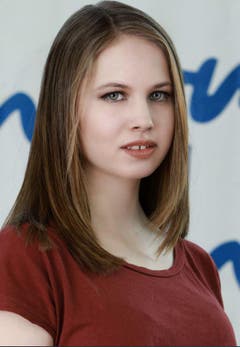 Die 17-jährige Laura Aeberli aus Schaffhausen ist Single und macht ein Praktikum als Behindertenbetreuerin. "Ich will Miss Ostschweiz werden, weil ich denke, dass ich mit meiner sozialen, offenen und fröhlichen Art die Ostschweiz verzaubern kann." (Bild: pd/Ruedi Flückiger)