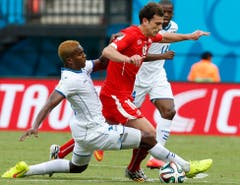 Der Honduraner Brayan Beckeles (links) im Duell mit Admir Mehmedi. (Bild: Keystone)