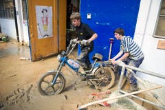 Zwei Jugendliche holen ihre Töffli aus dem Keller der «Unteren Fabrik» in Herisau. (Bild: Michel Canonica)
