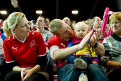 Keiner zu klein, ein Unihockeyfan zu sein. (Bild: Keystone)