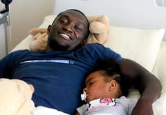 Nach der schweren Verletzung, die letztlich seine Karriere beenden sollte, kriegt Alex Tachie-Mensah im Juli 2007 Trost von Töchterchen Vanessa. (Bild: Keystone)