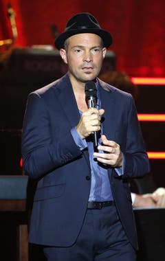 Ein Bild vom 7. September 2015: Roger Cicero während seines Songs 'Cicero sings Sinatra' im 'Mehr! Theater' in Hamburg. (Bild: Keystone)