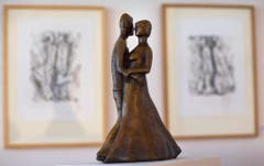Auch als Zeichner und bildender Künstler machte sich Günter Grass einen Namen. Hier eine Bronzestatue von Grass mit dem Titel "Das grosse tanzende Paar". (Bild: Keystone)