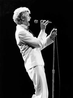 epa05096706 (FILE) A file photograph showing British rock legend David Bowie performing on stage during his World Tour, in Frankfurt am Main, Germany, 20 May 1983. According to reports quoting David Bowie's son and his official Facebook page, Bowie, 69, has died on 10 January 2016 after a battle with cancer. 'David Bowie died peacefully on 11 January 2016 surrounded by his family after a courageous 18 month battle with cancer. While many of you will share in this loss, we ask that you respect the family's privacy during their time of grief,' read a statement posted on the artist's official social media accounts. EPA/JUERGEN DUERRWALD (Bild: Keystone)