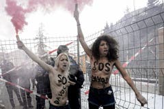 Protest gegen die in Davos versammelte Hochfinanz, Wirtschaft und Politik. (Bild: Keystone)