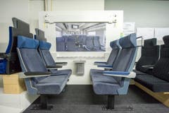 Die Maquette des Triebzugs "Giruno" von Stadler Rail in Bussnang. Der Hochgeschwindigkeitszug "Giruno" der SBB nimmt erste Formen an. Hersteller Stadler Rail hat zusammen mit der SBB ein 1:1 Holzmodell gebaut, um die verschiedenen Bereiche des neuen Zuges (Bild: Urs Bucher)