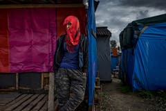 Fotograf Zalmai - selber ehemaliger Flüchtling - hat die Räumung des «Dschungel von Calais», einem riesigen, illegalen Flüchtlingslager in Frankreich fotografiert. Statt nach Grossbritannien weiterzureisen, werden Tausende Flüchtlinge auf Asylzentren in ganz Frankreich verteilt. Die Reportage des gebürtigen Kabulers gewinnt den 1. Preis in der Kategorie "Ausland". (Bild: Swiss Press Photo/Zalmai Ahad)