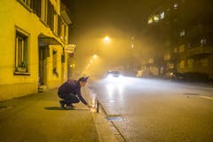 Feiern am Strassenrand: Silvesterböller werden an der St.Galler Langgasse gezündet (1.1.2017). (Bild: Urs Bucher)