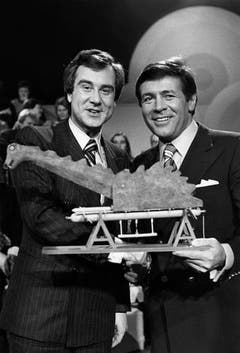 Im Fernseh-Quiz «Wer gwünnt?» vom 17. Dezember 1976 in Luzern versteigern Kurt Felix (links) und Mäni Weber das Teleboy-Seeungeheuer «Nessie». (Bild: Keystone)