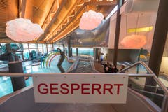 Noch ist diese Rutschbahn gesperrt - ab Samstag sorgt sie für strahlende Kinderaugen. (Bild: Hanspeter Schiess)