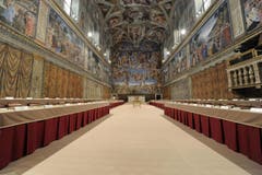 So sieht es im Innern der Sixtinischen Kapelle aus, in welcher der neue Papst gewählt wird. (Bild: Keystone)