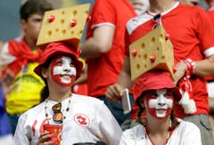 Schweizer Fans mit Käse auf dem Kopf. (Bild: Keystone)
