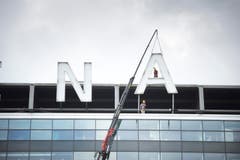 St. Gallen - AFG ARENA Schriftzug wird demontiert (Bild: Ralph Ribi)