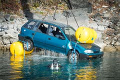Polizeitaucher der Kantonspolizei St.Gallen während einer Einsatzübung am Walensee. Bei der Übung wird ein Kleinwagen versenkt und anschliessend geborgen (Bild: Urs Bucher)