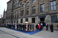 Die Gäste treffen zur Einsetzungsfeier in der Nieuwe Kerk ein. (Bild: Keystone)