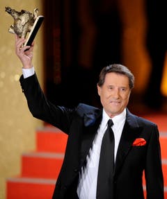 Jürgens erhält am 17. September 2008 im Friedrichstadtpalast in Berlin den Medienpreis "Goldene Henne". Der Entertainer erhielt den Preis als Anerkennung für sein Lebenswerk. (Bild: Keystone)
