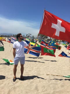 Etienne Ettlinger zeigt am Venice Beach Flagge. (Bild: pd)