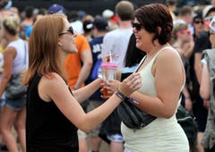 Das Open Air ist auch ein Ort, um neue Freunde oder alte Bekannte zu treffen. (Bild: Reto Martin)