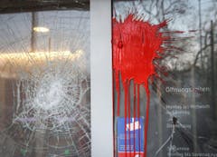 Die Fenster einer Bankfiliale wurden eingeschlagen und mit Farbe verschmiert. (Bild: Keystone)