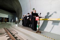 Der Tunnel wird von Pastorin Simona Rauch (von links), Imam Bekim Alimi, Rabbiner Marcel Yair Ebe, Peiter Zeilstra eingeweiht. Der Pfarrer Martin Werlen segnet den Tunnel mit Wasser am Ende des Zugangstollen in Amsteg. (Bild: Keystone)