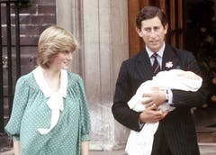 Prinzessin Diana und Prinz Charles verlassen mit ihrem neugebornen Sohn Prinz William das St.-Mary's-Hospital in Paddington. (Bild: John Redman/AP (London, 22. Juni 1982))