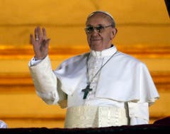 Papst Franziskus winkt der Menge auf dem Petersplatz zu. (Bild: Keystone)