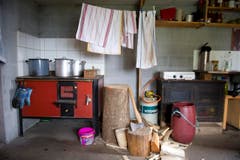 Einfache Ausstattung in der Alphütte. (Bild: Urs Bucher)