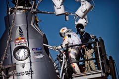 Da sah noch alles gut aus: Felix Baumgartner steigt in die Kapsel, mit der er 36 Kilometer in die Höhe gebracht werden soll. (Bild: Keystone)